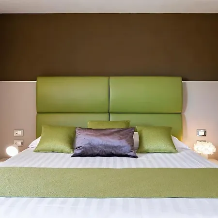 Exclusive Views From A Sunny Attic Apartment! Apartment *