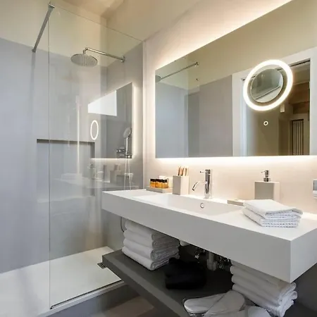 Exclusive Views From A Sunny Attic Apartment! *