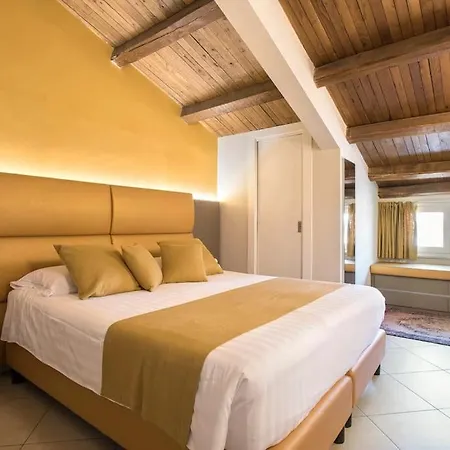 Exclusive Views From A Sunny Attic Apartment! Apartment *